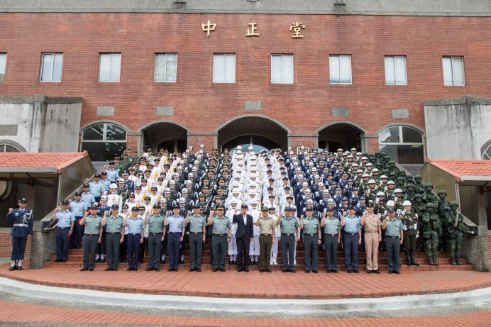 嚴部長肯定國慶參演官兵展現出國軍的高昂士氣與勤訓精練成果。（軍聞社記者周昇煒攝）