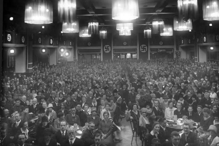 Multitudinaria reunión nazi en la cervecería Bürgerbräukeller de Munich