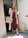 <p>Mit dieser It-Bag ist Jessica Alba immer bestens gerüstet, schließlich passt hier wirklich alles rein. Passend zu ihrer Tasche trägt die Schauspielerin einen rosa Oversize-Mantel. (Bild: ddp) </p>