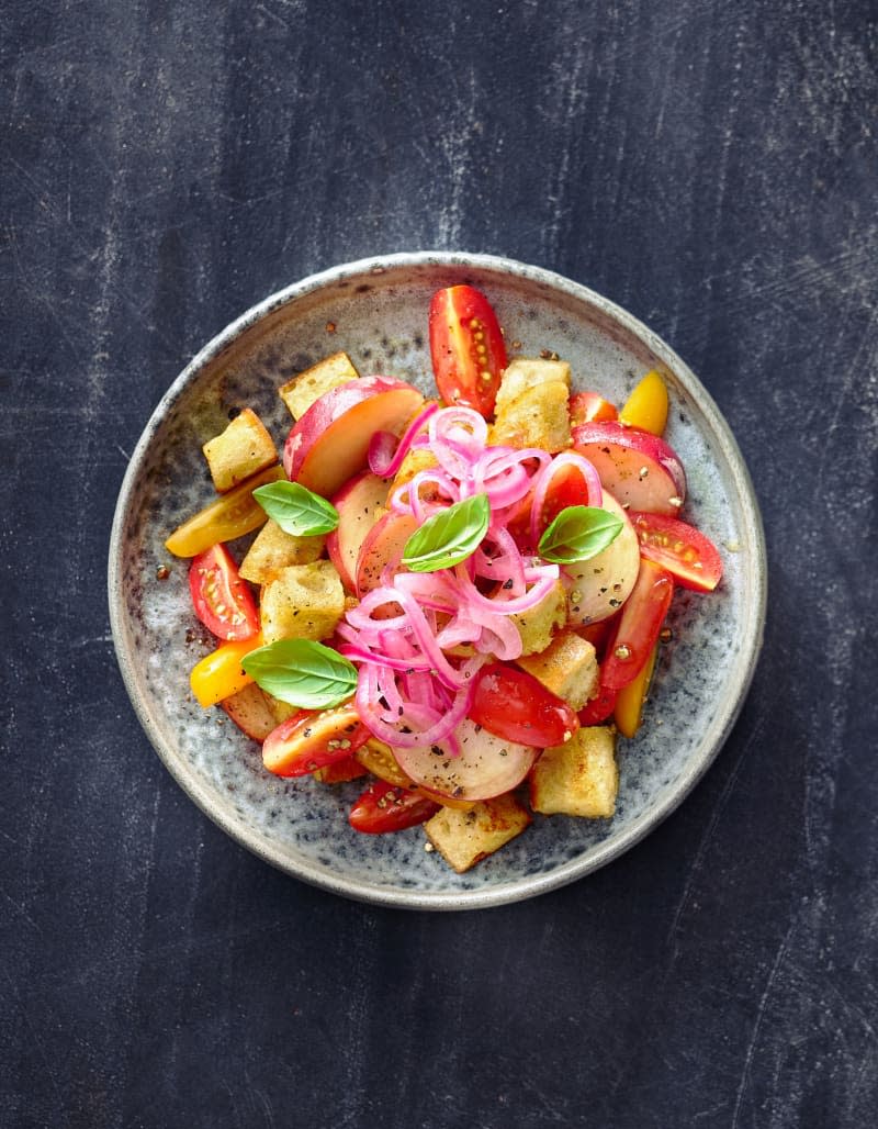 Peaches add a wonderful summer flavour to this bread salad. Hubertus Schüler/Becker Joest Volk Verlag/dpa