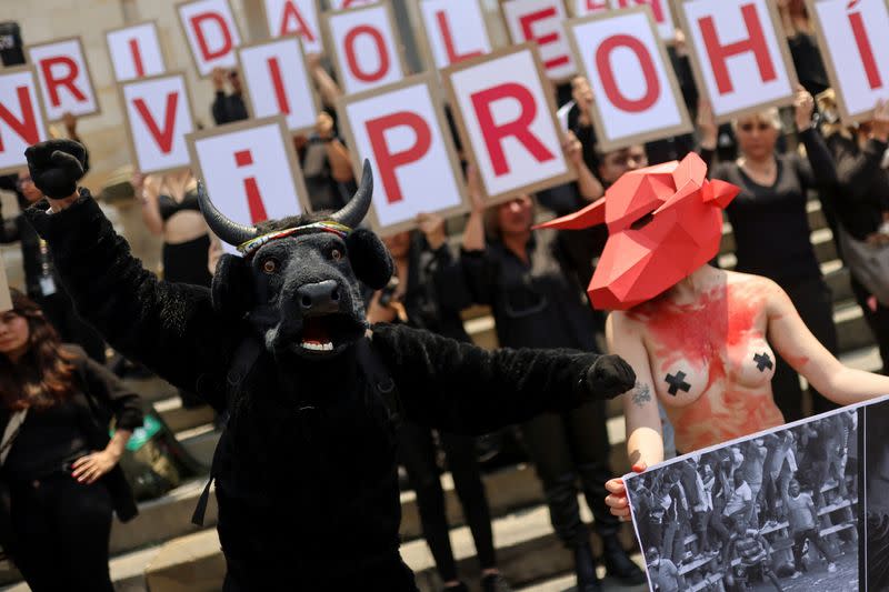 Activistas por los derechos de los animales participan en una manifestación exigiendo la aprobación de una ley que prohíba las corridas de toros y los eventos donde se maltrate a los animales, en Bogotá