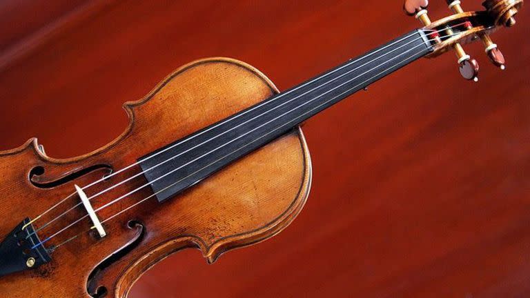 La subasta pública de instrumentos realizados por la familia Stradivari es tan infrecuente que suele ser un acontecimiento en el mundo de los coleccionistas y músicos que esperan poder tocarlos