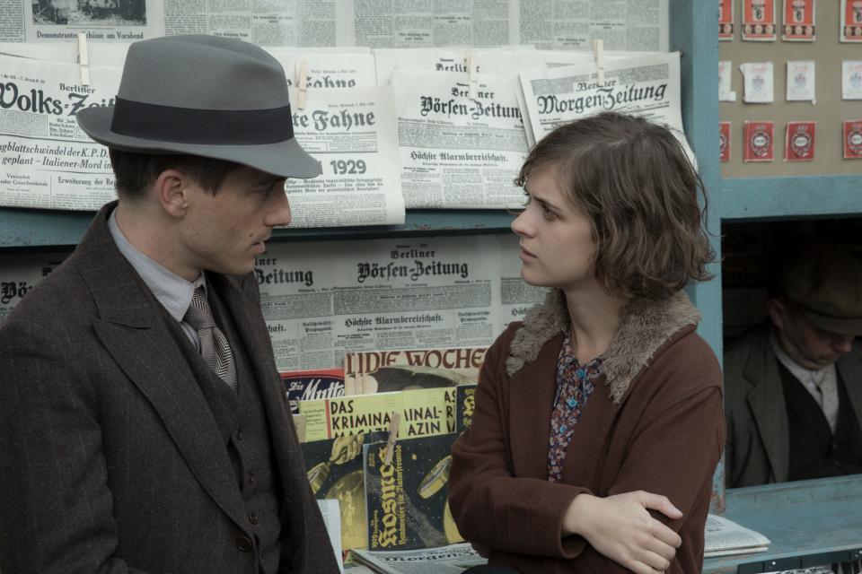 Volker Bruch y Liv Lisa Fries en Babylon Berlin