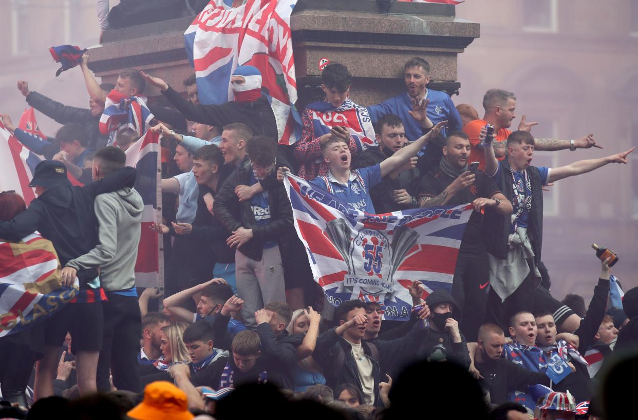 Los fanáticos de los Rangers celebran en George Square, Glasgow, a pesar del límite de 50 coronavio en reuniones públicas (PA)