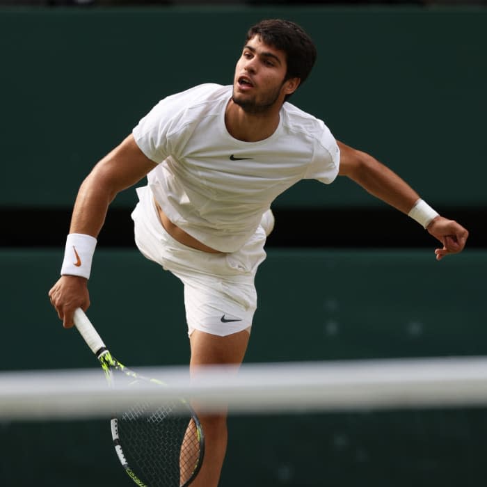 Carlos Alcaraz jugando al tenis