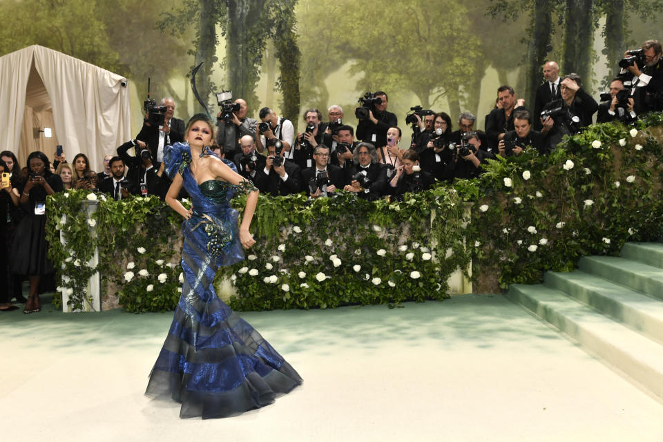 Zendaya llega a la gala benéfica del Instituto del Vestido del Museo Metropolitano de Arte para celebrar la inauguración de la exposición "Sleeping Beauties: Reawakening Fashion" el lunes 6 de mayo de 2024, en Nueva York. (Foto Evan Agostini/Invision/AP)