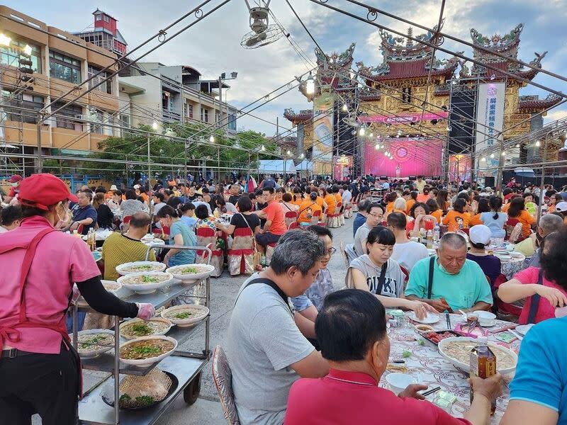 屏東黑鮪魚文化觀光季  續推美食推廣宴 屏東黑鮪魚文化觀光季即將開跑，6月8日晚間將在東 港鎮東隆宮前舉辦「美食推廣宴」，限量100桌，1桌 新台幣4990元，運用在地食材，有10道復古口味辦桌 菜餚。圖為往年活動情形。 （屏東縣政府提供） 中央社記者黃郁菁傳真  113年4月29日 