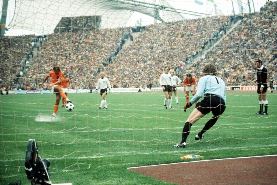 Im WM-Finale musste er sich schon in der zweiten Minute geschlagen geben. Johan Neeskens hatte bis dahin im Turnier immer vom Torwart aus gesehen in die rechte Ecke geschossen. Im Finale im Münchner Olympiastadion ackerte er das Ding in die Mitte. Danach lieferte die "Katze von Anzing" eine Weltklasse-Partie und hielt der Mannschaft den Titel fest. (Bild: Bob Thomas Sports Photography / Getty Images)