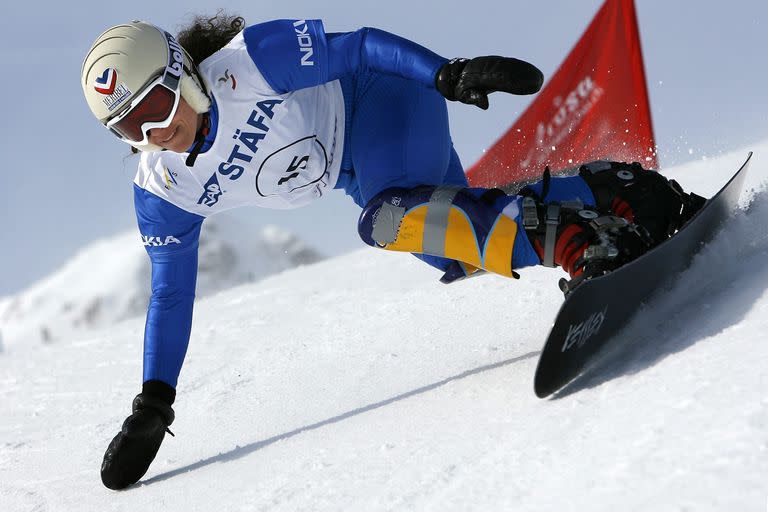 La dos veces snowboarder olímpica Julie Pomagalski de Francia murió en una avalancha en los Alpes suizos. Tenía 40 años.