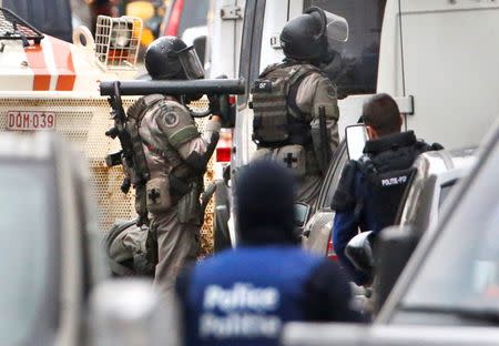 Belgian police stage a raid, in search of suspected muslim fundamentalists linked to the deadly attacks in Paris, in the Brussels suburb of Molenbeek, November 16. 2015. REUTERS/Yves Herman