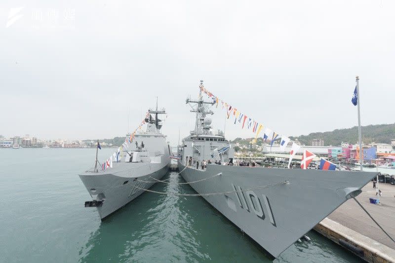 <cite>康定級迪化軍艦（左）納編本次遠航任務，仍以海欉樹飛彈構型出訪，吸引許多軍事迷與民眾駐足拍攝。（傅啟禎攝）</cite>