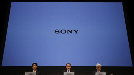 Sony Corp's President and Chief Executive Officer Kazuo Hirai (C), Chief Financial Officer Masaru Kato (R) and Senior Vice President Shiro Kambe attend a news conference at the company's headquarters in Tokyo February 6, 2014. REUTERS/Toru Hanai