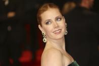 La actriz Amy Adams posa a su llegada a los Premios de la Academia Británica de las Artes Cinematográficas y de la Televisión en Londres el domingo 12 de febrero de 2017. (Foto Joel Ryan/Invision/AP)