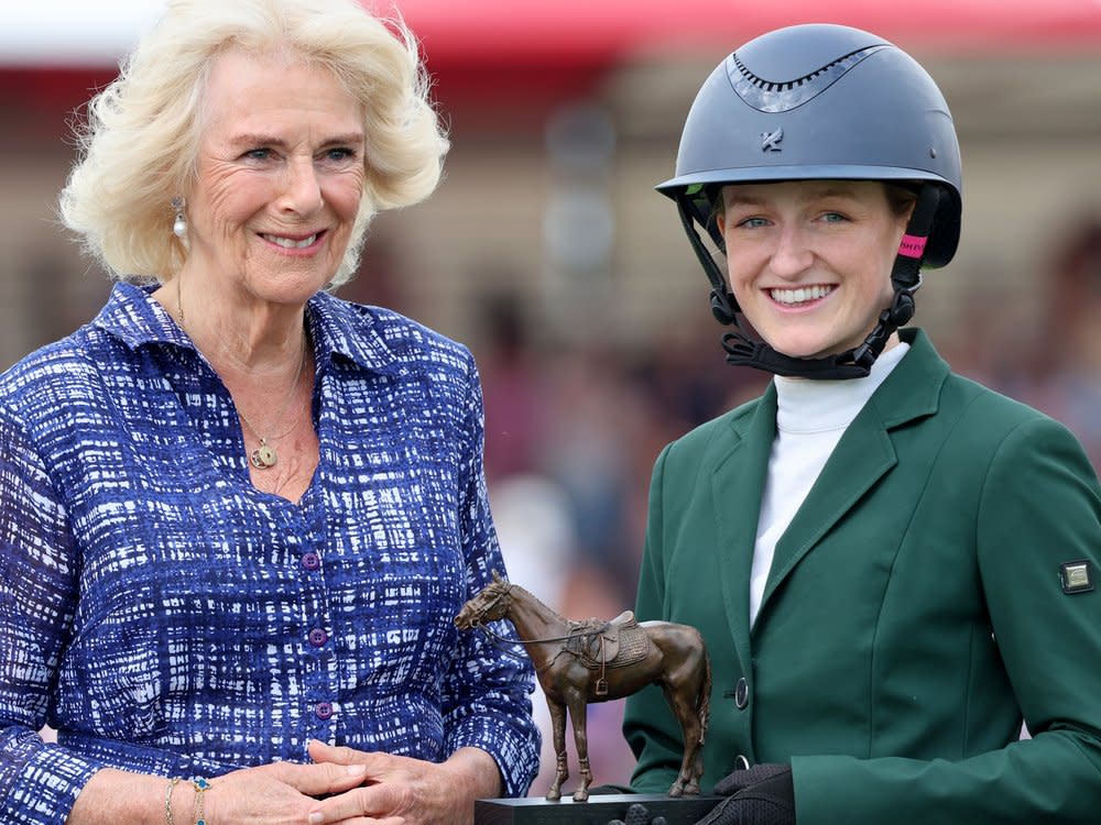 Nach 2016 überreichte Königin Camilla wieder die Preise beim Badminton Horse Trials, hier an die zweitplatzierte Reiterin Lucy Latta. (Bild: Chris Jackson/Avalon)