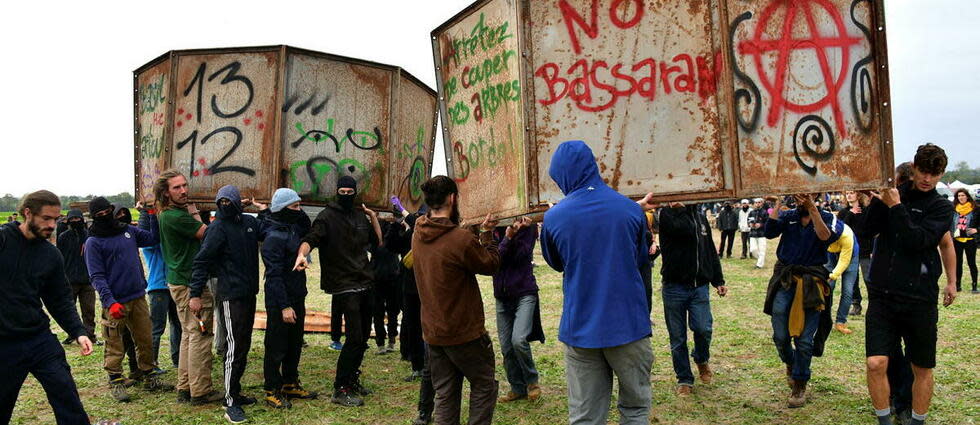 Les cinq militants écologistes arrêtés lors de la manifestation contre les retenues d'eau agricoles à Saint-Soline fin octobre ont été condamnés à de la prison avec sursis.  - Credit:PASCAL LACHENAUD / AFP