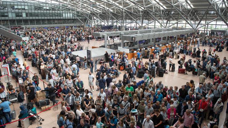 Ein Kurzschluss am Hamburger Flughafen sorgte am Sonntag für Chaos bei der Abfertigung. Auch am Montag wird es noch Störungen geben.