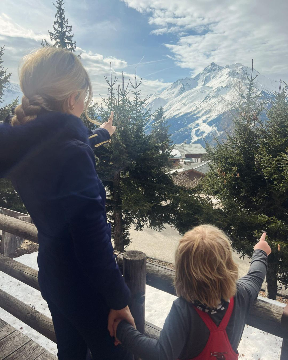 Carrie Johnson and one of her toddlers enjoy their ski holiday (Carrie Johnson / Instagram)