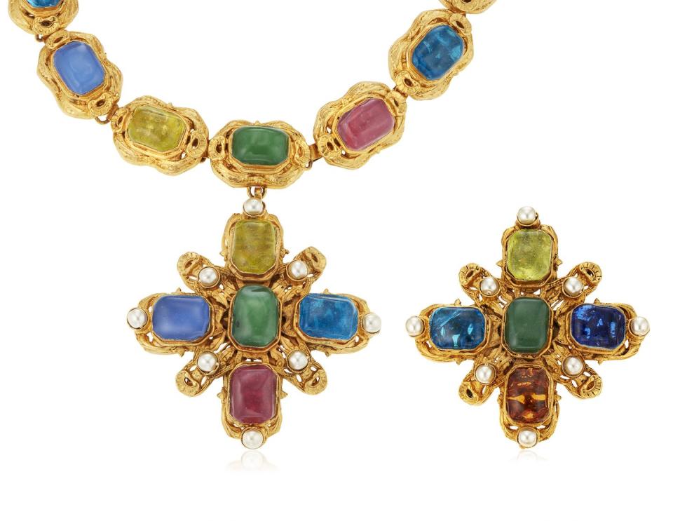 <p>This stunning gripoix glass necklace and brooch set is estimated to be worth $3,000 to $5,000</p>