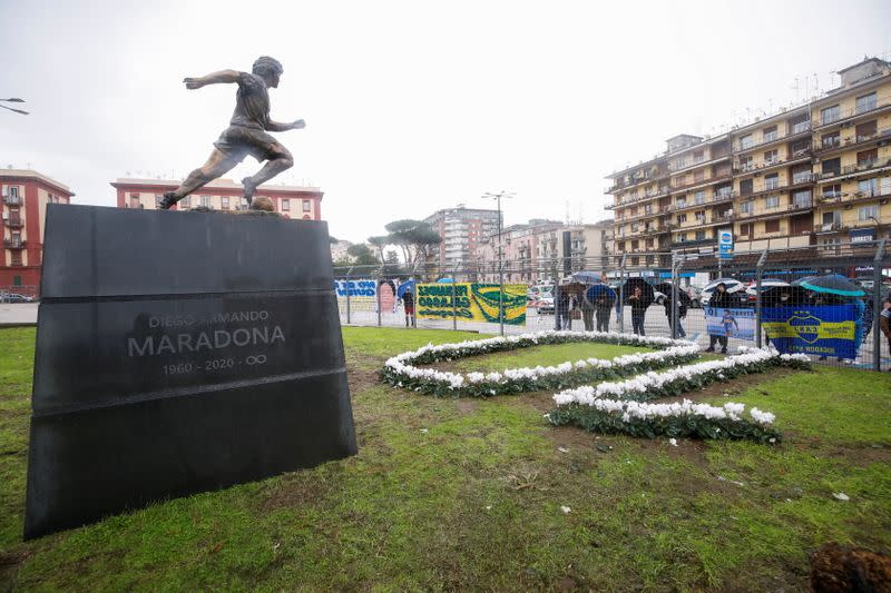 Foto del jueves del homenaje a Diego Maradona a un año de su muerte con la presentación de una estatua en su honor en Nápoles