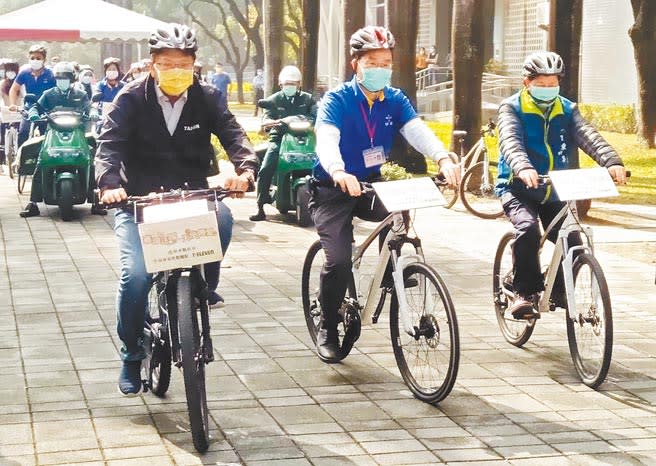 屏東雞湯送暖活動，仿效外國宣教士透過腳踏車把醫療、福音帶到偏遠部落，今年預計將送出3283份雞湯。（林和生攝）