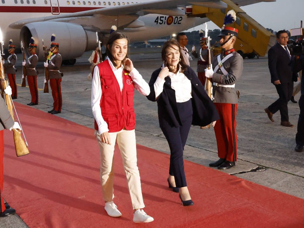 Königin Letizia (l.) und die stellvertretende Außenministerin María Luisa Ramírez am Flughafen in Guatemala. (Bild: imago/CordonPress)