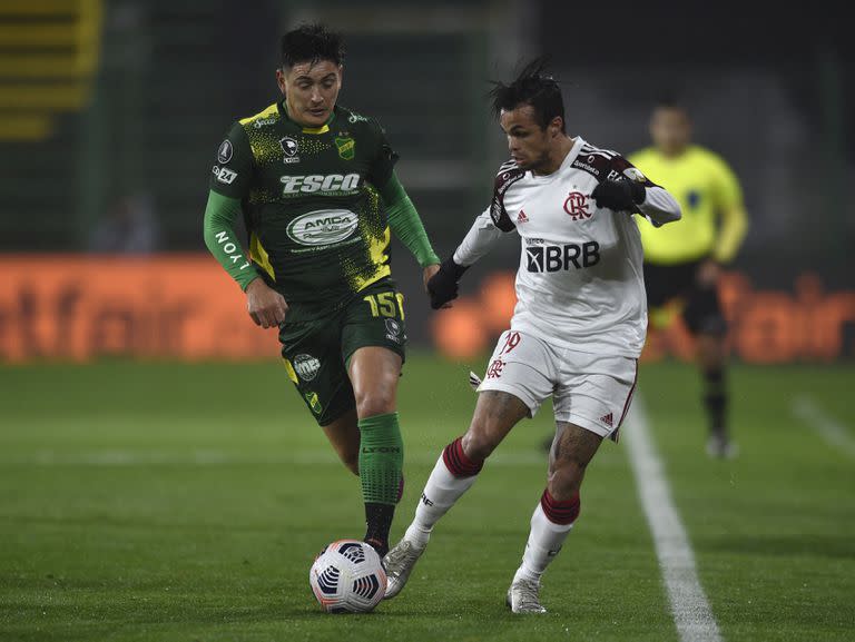 Michael, el goleador de la noche de Florencio Varela, desborda a Matías Rodríguez; Flamengo marcó la diferencia y se dedicó a controlar la ventaja contra Defensa y Justicia, en el choque de ida de los octavos de final por la Copa Libertadores.