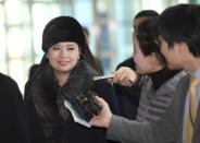 <p>Die Leiterin des nordkoreanischen Samjiyon-Orchesters, Hyon Song-wol, trifft unter großem medialen Interesse im Interkoreanischen Transitbüro in Paju ein. Das Samjiyon-Orchester trat zweimal in Nordkorea auf. Die angebliche Ex-Freundin des nordkoreanischen Diktators Kim Jong-un gilt auch in Südkorea als Star. (Bild: Jung Yeon-je/Pool Photo via AP Photo) </p>