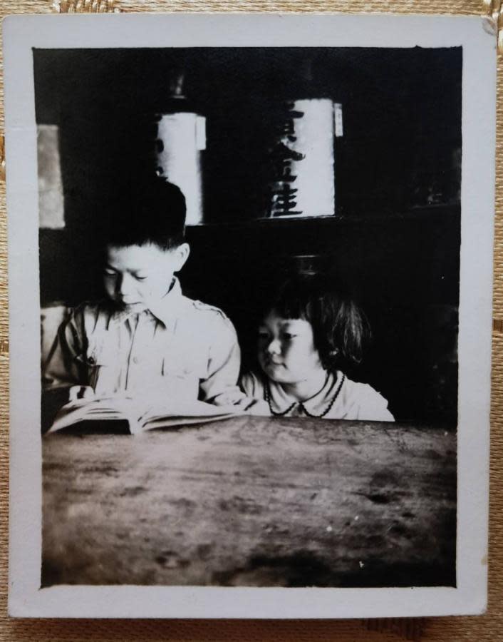 民國41年黃光裕與妹妹讀書在堅毅的學習環境中求學。（圖/鄒䕒頤翻攝）
