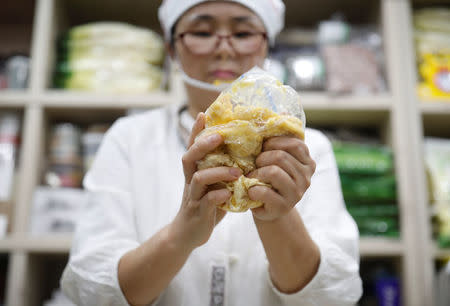 North Korean defector Hong Eun-hye demonstrates how North Korean people make rice cakes with corn powder at her North Korean food store in Seoul, South Korea, September 28, 2017. REUTERS/Kim Hong-Ji