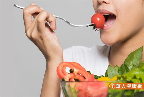 生菜沙拉雖然可享用到新鮮蔬菜，卻會讓身體受寒，造成容易長痘的體質。