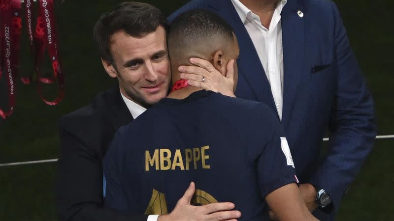 法國總統馬克宏暖心擁抱姆巴佩。（圖／美聯社／達志影像）