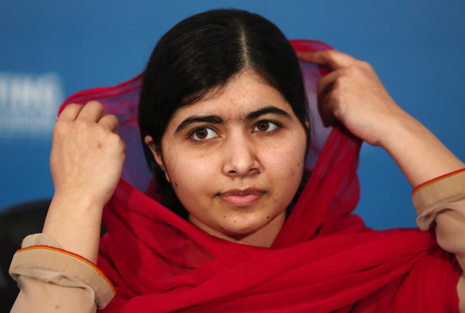 <p>Malala Yousafzai war 2014 erst 17 und damit die jüngste Person, die jemals mit dem Friedensnobelpreis ausgezeichnet wurde. Sie kämpft für die Gleichberechtigung von Frauen und setzt sich dafür ein, dass Mädchen in ihrem Heimatland Pakistan in die Schule gehen können. Ihr Engagement hätte die Aktivistin fast mit dem Leben bezahlt. 2012 stoppen Taliban den Schulbus, in dem das damals 15-jährige Mädchen sitzt und schießen gezielt auf sie. Mit einer Notoperation kann sie gerettet werden. Doch Malala Yousafzai lässt sich davon nicht abschrecken und hat große Ziele: Eines Tages möchte sie Premierministerin von Pakistan werden. (Bild: Getty Images) </p>