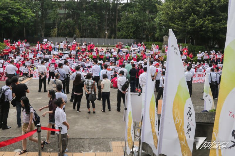 2016-09-25-業務員加入勞健保遭拒-南山工會唐獎典禮會場外抗議02-陳明仁攝