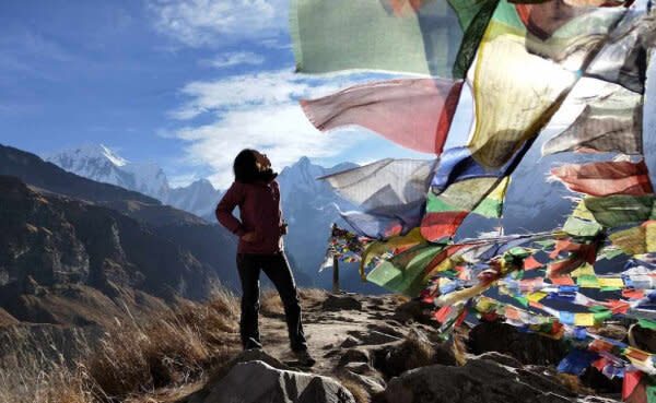 在尼泊爾的高山上，到處都飄著祈福用的五色旗，踐行者們踏著前人的腳步，期許自己也能謙卑地接受山的洗禮。圖／昕璇 提供