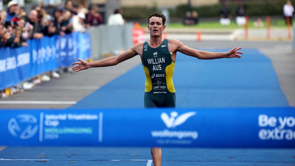 Luke Willian wins triathlon's Wollongong World Cup race.