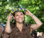 <p><span>Ihren Geburtstag feiert Victoria üblicherweise auf dem Solliden-Schloss in Borgholm. Blumenkränze sind ein fester Bestandteil des alljährlichen Events.</span> </p>