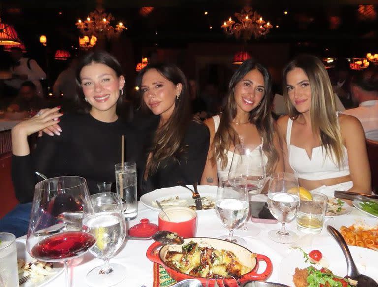 Nicola Peltz, esposa de Brooklyn Beckham, junto a Victoria Beckham, Antonela Roccuzzo y Elena Galera