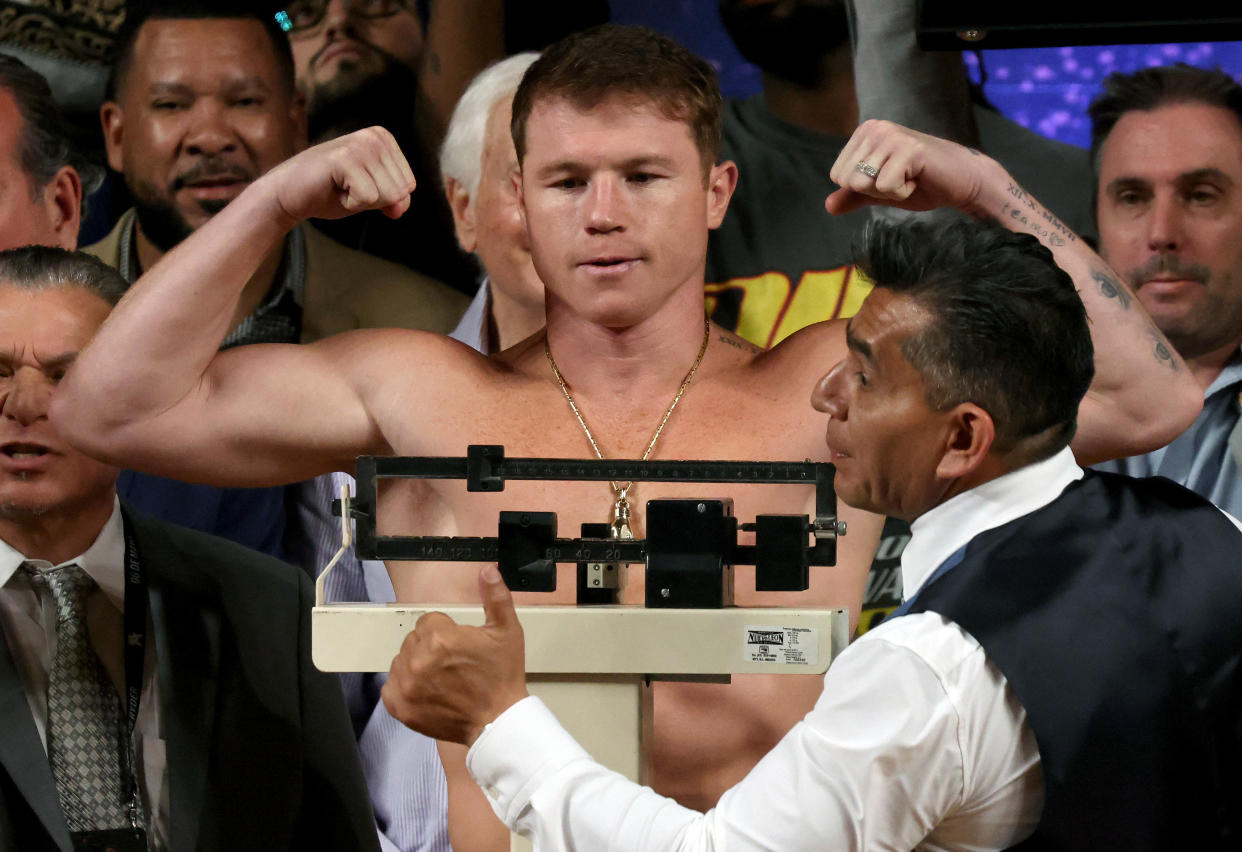 Canelo Álvarez en pesaje previo a la pelea del año pasado ante John Ryder. (ULISES RUIZ/AFP via Getty Images)