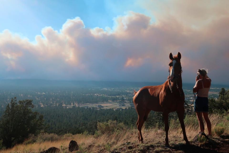 El humo del incendio del oleoducto en Arizona, que se muestra aquí, cubrió partes de Colorado a principios de esta semana (AP)