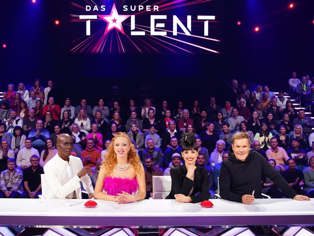 Die Jury von "Das Supertalent": Bruce Darnell, Anna Ermakova, Ekaterina Leonova und Dieter Bohlen (v.l.). (Bild: RTL/Stefan Gregorowius)