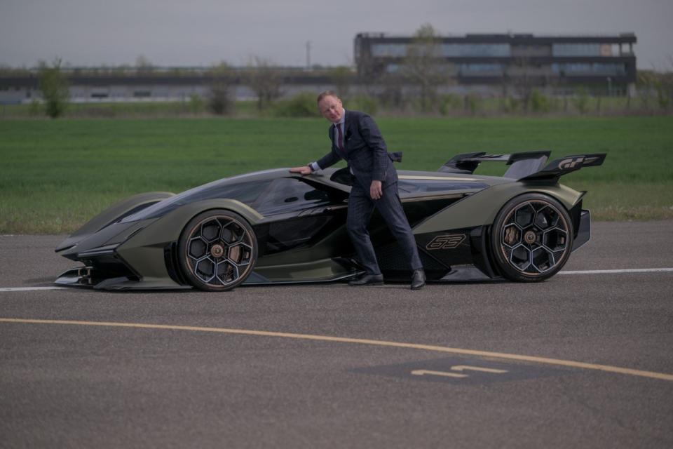 Den Lambo V12 Vision Gran Turismo kennen Gamer aus ihrem Rennsimulator, hier erläutert Mitja Borkert die Proportionen.