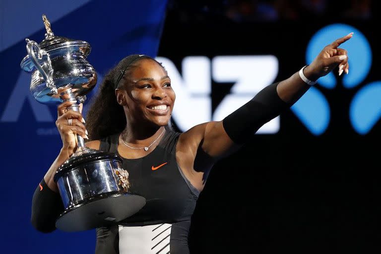 Serena Williams con el trofeo de campeona del Abierto de Australia, el sábado 28 de enero de 2017.