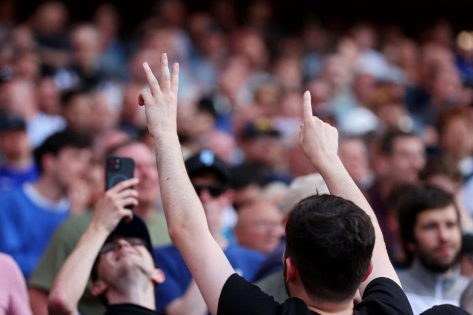 An Everton fan points out the final score at the Etihad (Getty Images)