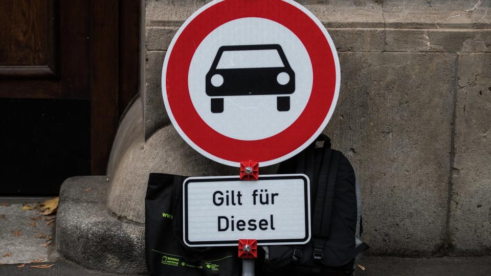 Ein Verkehrsschild "Verbot für Kraftfahrzeuge" mit dem Zusatz "Gilt für Diesel".