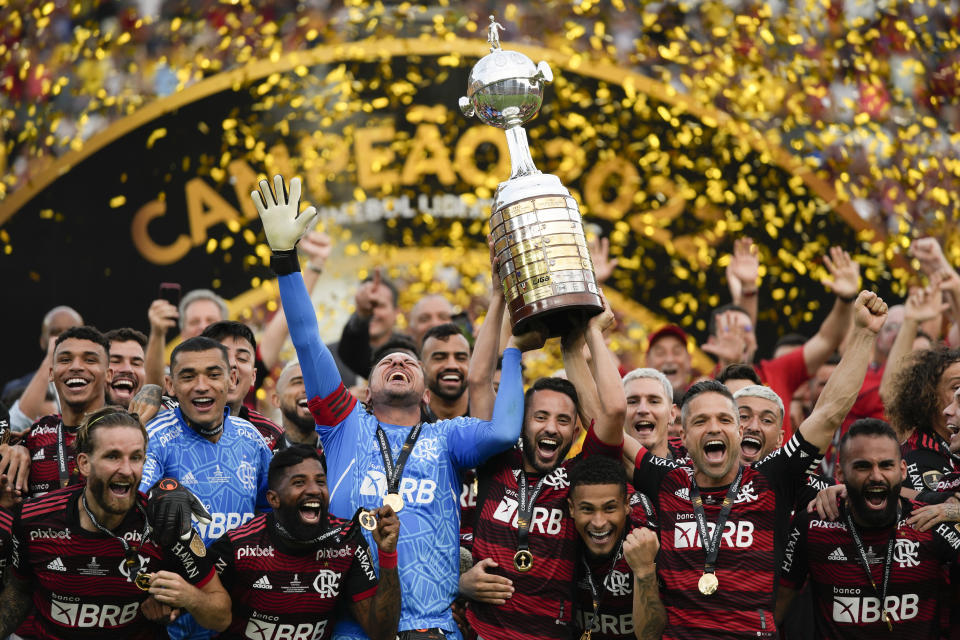 Los jugadores del Flamengo festejan tras conquistar la Copa Libertadores en la final ante el Athletico Paranaense, el sábado 29 de octubre de 2022, en Guayaquil, Ecuador (AP Foto/Fernando Vergara)