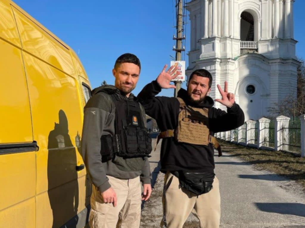 Alex Dolgopolov (left) delivers aid with a friend to Chernihiv (Instragram/@alexdolgopolov)