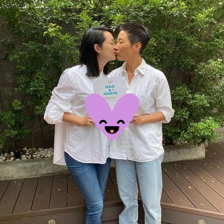 孫怡（右）和橘色餐飲集團執行長袁悅苓登記結婚。翻攝melodykliu IG