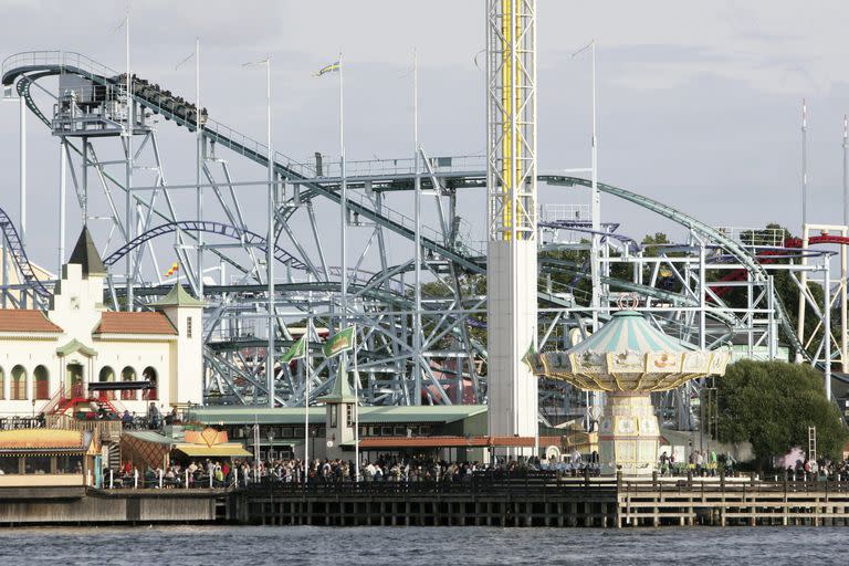 Archivo - Una vista general de la montaña rusa Jetline en el parque de atracciones Grona Lund en Estocolmo, el 5 de septiembre de 2009. (Fredrik Persson/Agencia de noticias TT vía AP, Archivo)