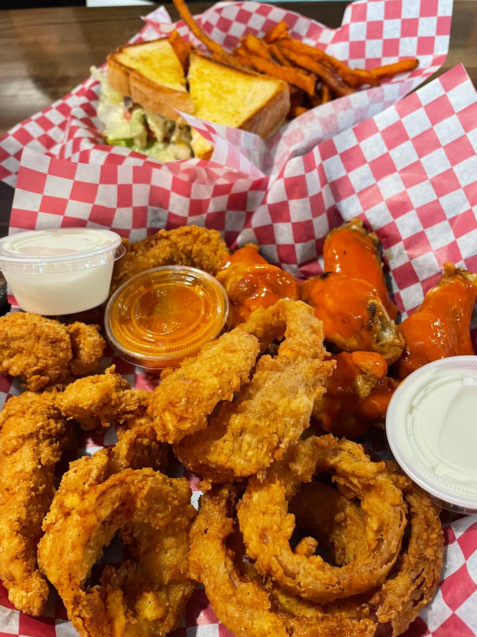 Craven Wings is a chicken-centric eatery with two Knoxville-area locations, both serving tasty takes on wings, fingers, sandwiches and more.