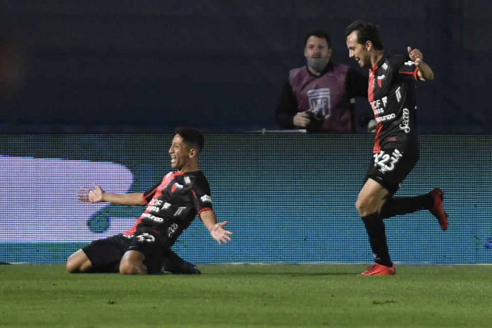 Rodrigo Aliendro (izquierda), de Colón de Santa Fe, festeja tras abrir el marcador en la final ante Racing Club, el viernes 4 de junio de 2021, en San Juan, Argentina (Andres Larrovere, Pool via AP)